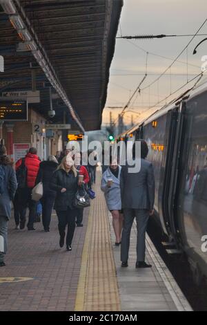 Bahnreisende steigen am Bahnhof Warrington Bank Quay an der Hauptlinie der Westküste in einen Zug ein. Stockfoto