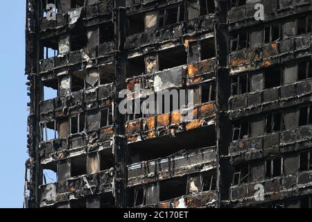 Die verkohlten Überreste des Tower Blocks während der Nachzeit.EIN Brand, der durch einen elektrischen Fehler in einem Kühlschrank verursacht wurde, brach in dem 24 gelagerten Grenfell Tower Wohnblock in North Kensington, West London, aus, wo 72 Menschen starben, mehr als 70 weitere verletzt wurden und 223 Menschen entkommen sind. Stockfoto