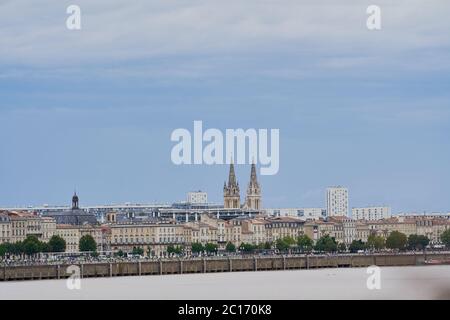 Blick über die Garonne zur Saint-Louis Kirche der Chatrons und zum Douane Kai in Bordeaux, Frankreich Stockfoto