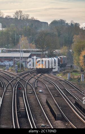 GB Railfreight Baureihe 73 Dual Mode Lok Linie mit einem Network Rail Bahnaufbereitungszug, der Herbst jetting, fährt von der Linie ab Stockfoto