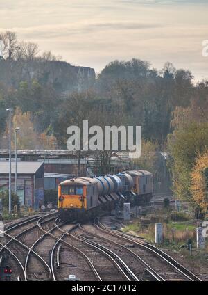 GB Railfreight Baureihe 73 Dual Mode Lok Linie mit einem Network Rail Bahnaufbereitungszug, der Herbst jetting, fährt von der Linie ab Stockfoto