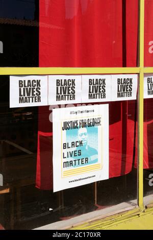 Schaufenster in der Innenstadt von Tucson mit Plakaten, die 'Black Lives Matter' und 'Justice for George' unterstützen Stockfoto