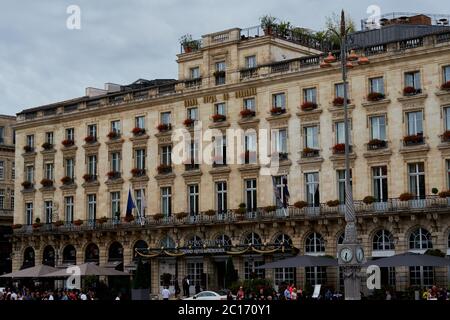 Außenaufnahme des luxuriösen Intercontinental Grand Hotel de Bordeaux am Place de la Comedie im Zentrum von Bordeaux Stockfoto