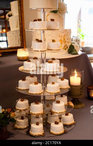 Süße Mini-Hochzeit Sahne Kuchen mit Glasur Stockfoto