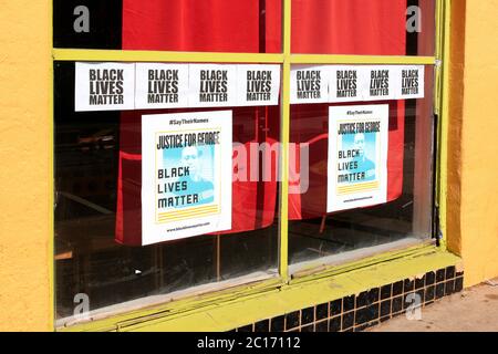 Schaufenster in der Innenstadt von Tucson mit Plakaten, die 'Black Lives Matter' und 'Justice for George' unterstützen Stockfoto