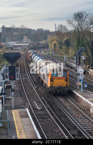 GB Railfreight Baureihe 73 Dual Mode Lok Linie mit einem Network Rail Bahnaufbereitungszug, der Herbst jetting, fährt von der Linie ab Stockfoto