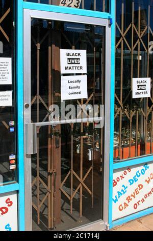 Store Tür und Fenster in der Innenstadt von Tucson mit Plakaten mit Unterstützung "Black Lives Matter" Stockfoto