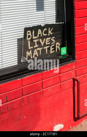 Schaufenster in der Innenstadt von Tucson mit Plakaten, die 'Black Lives Matter' unterstützen Stockfoto