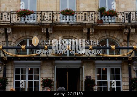 Außenaufnahme des luxuriösen Intercontinental Grand Hotel de Bordeaux am Place de la Comedie im Zentrum von Bordeaux Stockfoto