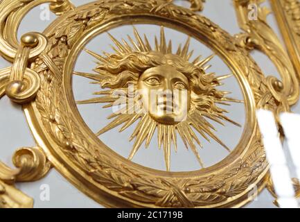 Detailansicht von golden verzierten Schloss von Versailles Darstellung des menschlichen Gesichts. Stockfoto