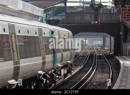 Govia Southern Railway Bombardier Klasse 377 Electrostar fährt in East Croydon auf der Brighton-Hauptstrecke Stockfoto