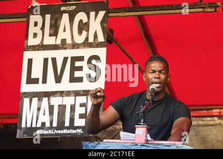 ALMERE, NIEDERLANDE - 14. JUNI: Remy Bonjasky spricht mit den Demonstranten an einer Anti-Rascim-Demonstration #blm #Blacklivesmatters am 14. Juni 2020 in Almere, Niederlande Stockfoto