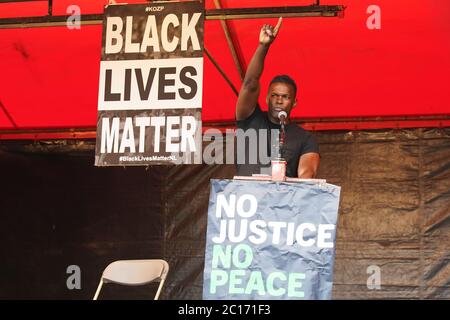 ALMERE, NIEDERLANDE - 14. JUNI: Remy Bonjasky spricht mit den Demonstranten an einer Anti-Rascim-Demonstration #blm #Blacklivesmatters am 14. Juni 2020 in Almere, Niederlande Stockfoto