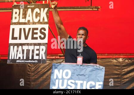 ALMERE, NIEDERLANDE - 14. JUNI: Remy Bonjasky spricht mit den Demonstranten an einer Anti-Rascim-Demonstration #blm #Blacklivesmatters am 14. Juni 2020 in Almere, Niederlande Stockfoto