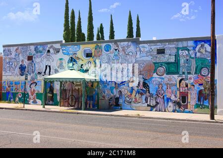 Wandgemälde an der Seite eines Ladens, der Vielfalt und Harmonie in Tucsons multikulturellem Arizona und Amerikanisch zeigt Stockfoto