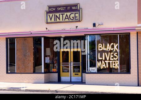 Vintage-Schaufenster in der Innenstadt von Tucson mit Unterstützung von "Black Lives Matter" Stockfoto