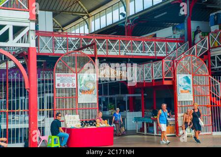 Blick auf den berühmten Markt de Papeete, ein großer öffentlicher Markt, der lokale Souvenirs, Kunsthandwerk und Lebensmittel in der Innenstadt von Papeete, Tahiti, Stockfoto