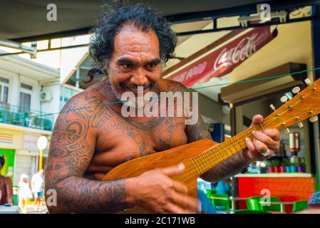 Blick auf den berühmten Markt de Papeete, ein großer öffentlicher Markt, der lokale Souvenirs, Kunsthandwerk und Lebensmittel in der Innenstadt von Papeete, Tahiti, Stockfoto