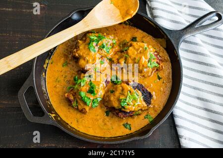 Ungarisches Chicken Paprikash: Hühnerschenkel in cremiger Paprika- und Sour-Cream-Sauce Stockfoto