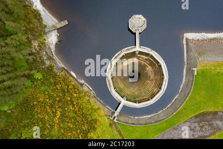 East Lothian, Schottland, Großbritannien. 14. Juni 2020. Bei sehr wenig Niederschlag in den letzten 3 Monaten sind die Wasserspiegel im Whiteadder-Stausee unter den Wert des Glockentauchauslaufes gesunken. Iain Masterton/Alamy Live News Stockfoto