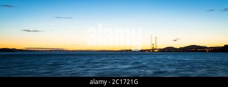 Panoramablick auf Dundee und die Tay Road Bridge von Broughty Ferry, Schottland, Großbritannien. Stockfoto