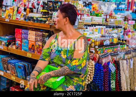 Blick auf den berühmten Markt de Papeete, ein großer öffentlicher Markt, der lokale Souvenirs, Kunsthandwerk und Lebensmittel in der Innenstadt von Papeete, Tahiti, Stockfoto