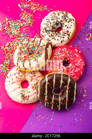 Donuts auf farbigem Hintergrund Stockfoto