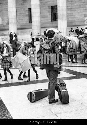 Monochromes (schwarz-weiß) Bild eines Schülers der Dundee High School auf dem City Square, Dundee nach der Abschlussfeier der Schule in der Caird Hall. Stockfoto