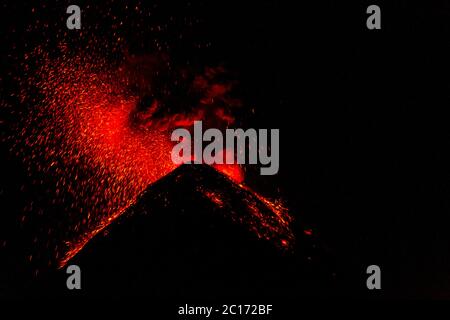 Eine Nahaufnahme der Lava, die vom Vulkan Fuego in der Nacht explodiert, vom Basislager auf dem Acatenango volcan aus gesehen. Stockfoto