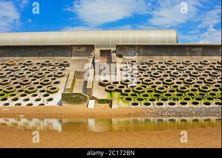 Gestaffelte Betontreppen hinunter zum Meer mit tetrapod Betonwellenbrechern zu beiden Seiten auf der Ufermauer von Blackpool South Shore Stockfoto