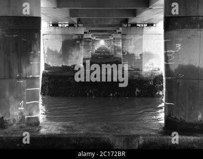 Monochrome (schwarz-weiß) Abbildung der Unterseite der Tay Road Bridge, Dundee, Schottland, Großbritannien. Stockfoto