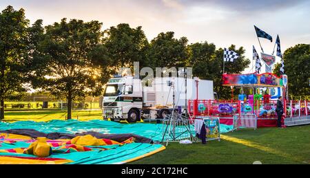 Teilweise errichteter Festplatz-Vergnügungen beim Karneval auf Magdalen Green, Dundee, Schottland, Vereinigtes Königreich. Stockfoto