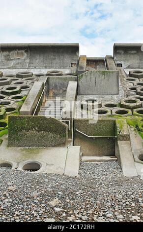 Gestaffelte Betontreppen hinunter zum Meer mit tetrapod Betonwellenbrechern zu beiden Seiten auf der Ufermauer von Blackpool South Shore Stockfoto