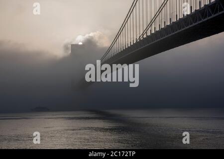 Nebliger, verträumter Sonnenaufgang über der Verrazano Narrows Bridge, NY Stockfoto