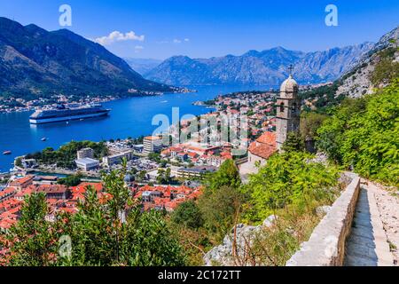 Kotor Bucht und Altstadt von Lovcen Berg. Kotor, Montenegro. Stockfoto