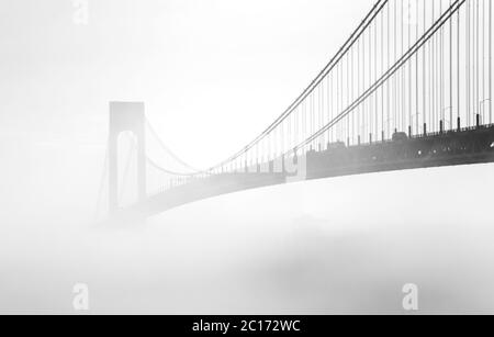 Nebliger, verträumter Sonnenaufgang über der Verrazano Narrows Bridge, NY Stockfoto