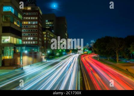 Blick auf die geschäftige Straße von Boston mit Lichtwegen im Vordergrund Stockfoto