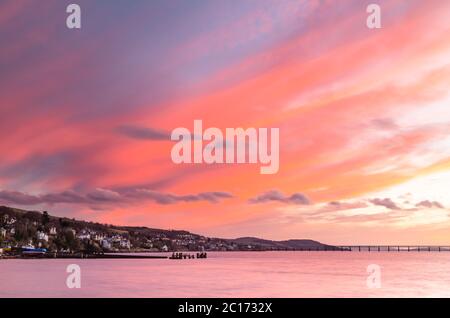 Langzeitbelichtung des dramatischen Sonnenuntergangs über Newport-on-Tay, Fife, Schottland, Großbritannien. Stockfoto