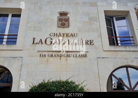 Steinfassade des Chateau La Gaffeliere in Saint-Emilion mit seinem gekrönten Wappen und den Worten 1er Grand Cru Classe, Bordeaux, Frankreich Stockfoto