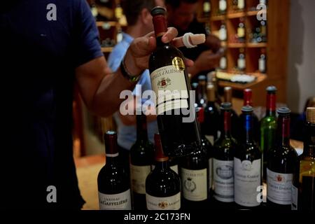 Weine der Weingruppe Chateau La Gaffeliere, die im Weinladen Wine Not und im Händler Saint Emilion in Bordeaux Frankreich zur Verkostung ausgestellt werden Stockfoto