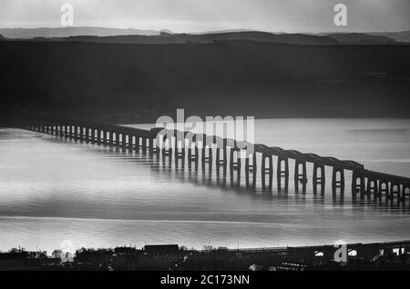 Monochrome (schwarz-weiß) Aufnahme der Tay Rail Bridge von Dundee Law, Dundee, Schottland, Großbritannien. Stockfoto