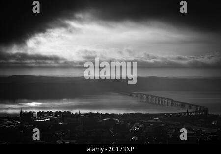 Die Stadt Dundee und die Tay Rail Bridge von Dundee Law, Dundee, Schottland, Vereinigtes Königreich. Stockfoto