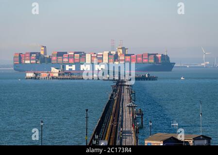 Das weltgrößte Containerschiff HMM Algeciras passiert Southend Pier an der Themse Mündung in Southend on Sea, Essex, Großbritannien. Themse. Stockfoto