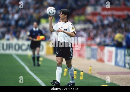 Grossbritannien. April 2020. Fußball, firo: 26.06.1996 Fußball-Europameisterschaft Euro 1996 Halbfinale, K.O.-Phase, Halbfinale, Archivfoto, Archivbilder Deutschland - England 6: 5 im, nach Elfmeterschießen Christian Ziege, ganze Figur, während des Einwurfs Quelle: dpa/Alamy Live News Stockfoto