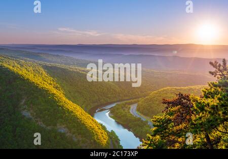 Wunderschöner friedlicher Sonnenuntergang über Delaware Water Gap New Jersey Stockfoto