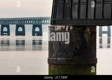 Monochrome Aufnahme der Tay Rail Bridge aus Dundee, Schottland, Großbritannien. Stockfoto