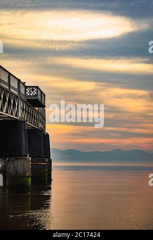 Die Tay Rail Bridge bei Sonnenuntergang, Dundee, Schottland, Großbritannien. Stockfoto