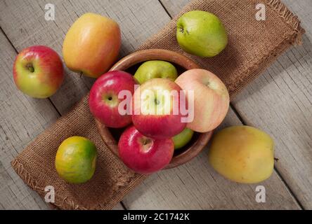 Äpfel in den Schalen auf hölzern. Stockfoto