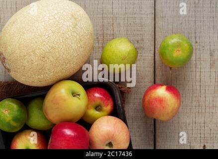 Früchte auf Holzboden. Stockfoto