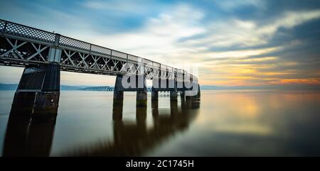 Langaufnahme der Tay Rail Bridge bei Sonnenuntergang, Dundee, Schottland, Großbritannien. Stockfoto